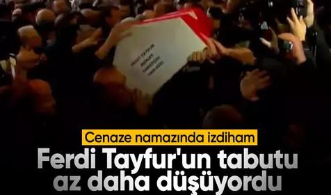 Ferdi Tayfur'un cenaze namazında izdiham! Tabutu az daha düşürüyorlardı
