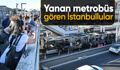 İstanbullular Bakırköy'de yanan metrobüsü fotoğrafladı