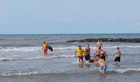Samsun'da denize giren iki arkadaşı cankurtaranlar son anda kurtardı
