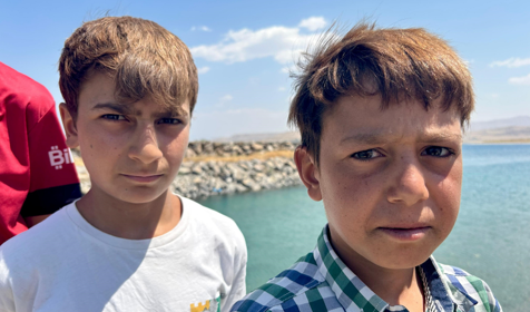 Sodalı Van Gölü çocukların saçlarını sarıya boyuyor
