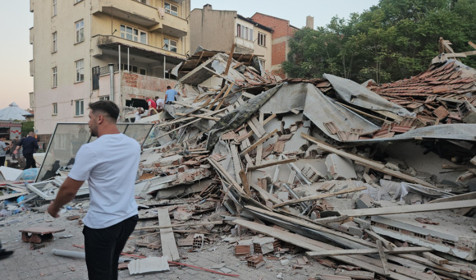 Sındırgı Belediye Başkanı Serkan Sak: 10 bina yıkıldı, enkaz altında kalan 6 kişiden 3'ü kurtarıldı