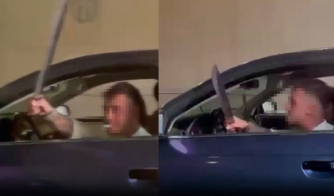 Başkentin en işlek noktasında şoke eden anlar: Trafikte kılıcını sallayıp yandaki araca zarar verdi
