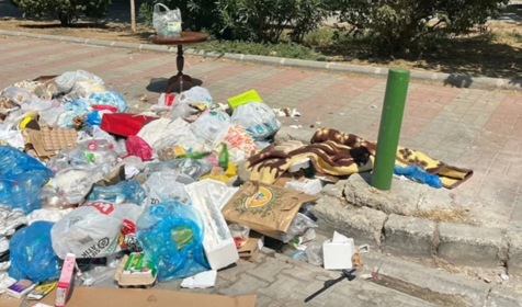 İzmir'de çöp yığınları kaldırımlara ve yollara taştı