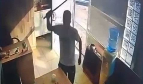 Taksi durağındaki görevliye kılıçla saldırı kamerada