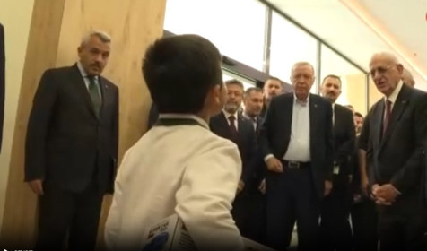 Cumhurbaşkanı Erdoğan ile ilkokul öğrencisi arasında gülümseten diyalog: 'Nereye?' 'İçeriye'