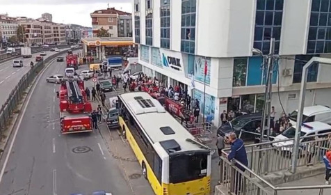 Çekmeköy'de otobüs durağa girdi; 1 ölü 4 yaralı, kaza anı güvenlik kamerasında