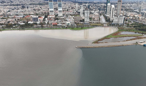 İzmir'de etkili olan sağanak hayatı felç etti: Dereler taştı, denizin rengi değişti, evleri su bastı