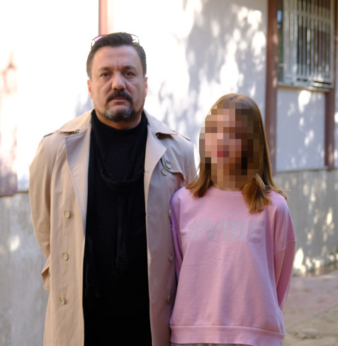 Makyajlarını eleştiren çocuğun kapısına dayandılar! Akran zorbalığı güvenlik kamerasında - Resim : 1