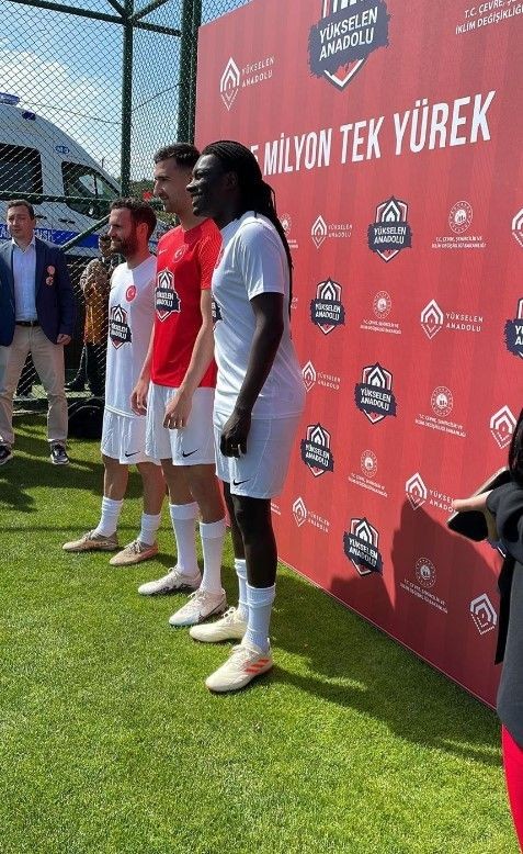 Bakan Kurum ve ünlü futbolcular depremzede çocuklarla maç yaptı - Resim: 5
