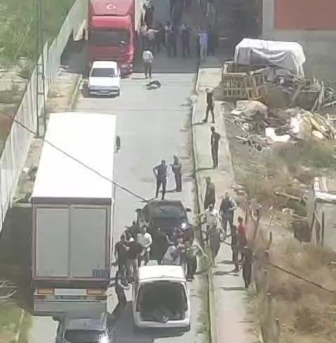 Arnavutköy'de sokak ortasında kadın cinayeti! Kendisinden kaçan eşini katleden adam kamerada - Resim: 1