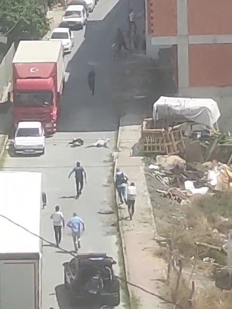 Arnavutköy'de sokak ortasında kadın cinayeti! Kendisinden kaçan eşini katleden adam kamerada - Resim: 2
