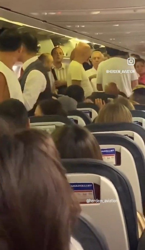 Aziz Yıldırım'ın olduğu uçakta kavga! Yıldırım araya girdi: Huzur bozuyorsunuz, bizi bulaştırmayın - Resim: 3