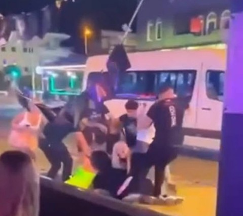Marmaris'te yine olay! Yabancı turistleri tekme tokat dövdüler - Resim : 3