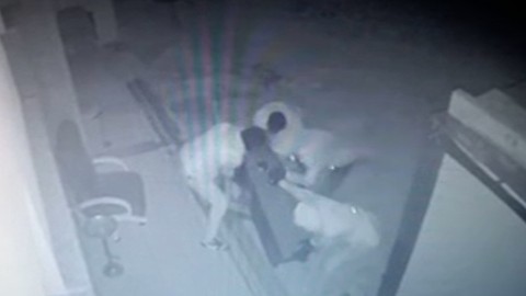 Açamadıkları kasayı el arabasıyla götürdüler