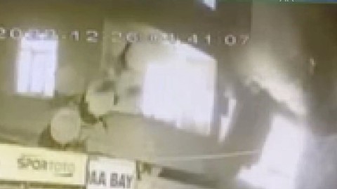 Avcılar'da ev sahibiyle tartışan kiracının boşalttığı evi yaktığı iddia edildi - Patlama anı