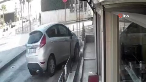 Sultanbeyli’de kontrolden çıkan aracın dükkana çarptığı anlar kamerada