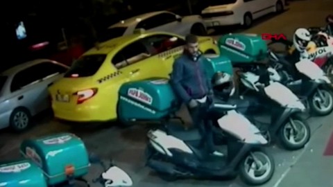 Taksiyle gelip motorsiklet çalan hırsızı esnaf yakaladı