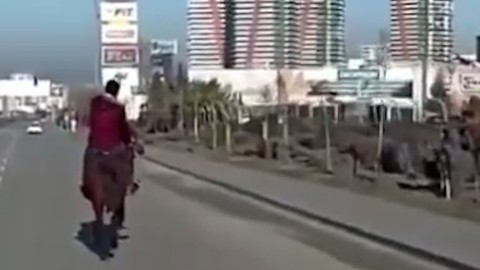 AVM'ye ata binerek gitti