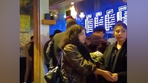 Mahsa Amini Eylemlerinden Sonra İran'da Yaşayan Kadınlar Artık Saçları Açık Bir Şekilde Gezebiliyor