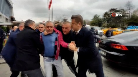 Tezgahı elinden alınan simitçi, İBB binası önünde kendini yakmaya çalıştı