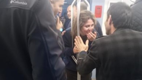 Kafasını tutunma demirlerine soktu