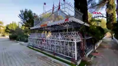 Eşine türbe gibi mezar yapıp aydınlatma direğinden çektiği elektrikle aydınlattı