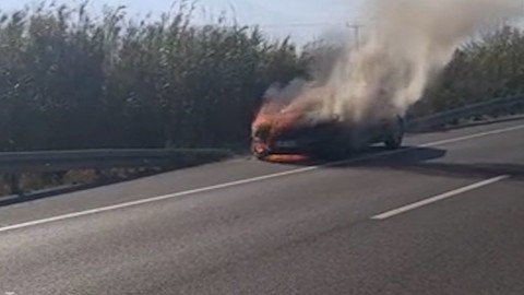 Aydın'da otomobilin alev alev yandığı anlar kamerada