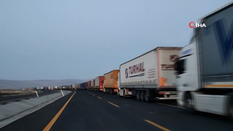 Gürcistan sınırındaki tır kuyruğu devam ediyor