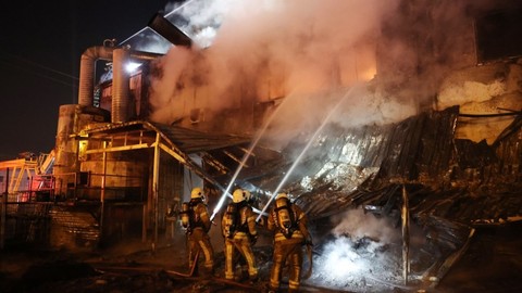 Arnavutköy'de sıcak gece: Kauçuk fabrikası yandı