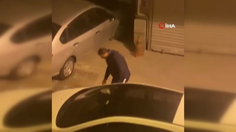 Büyükçekmece’de park halindeki bir arabayı parçalayan şahıs kamerada