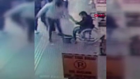 Yürüme engelli çiçekçinin telefonunun çalınma anı kamerada