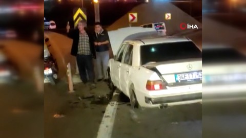 Bir otomobil sürücüsü yolcu almaya giden servis aracına çarptı