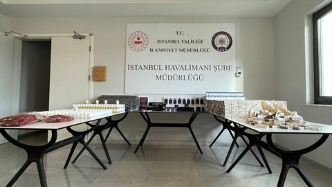Polis ekipleri sergiledi! Çeşit çeşit kaçak ürünler masaları doldurdu