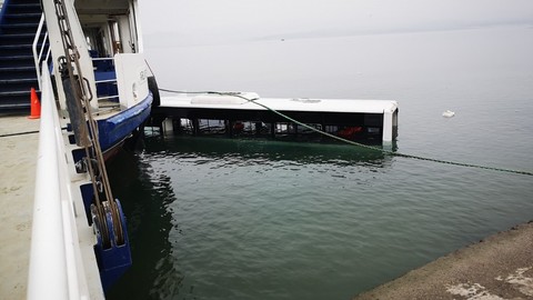 Otobüs göle düştü