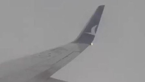 Antalya’da inişe geçen yolcu uçağının kanat bölümüne yıldırım isabet etti