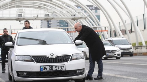 Ulaştırma ve Altyapı Bakanı Adil Karaismailoğlu Avrasya Tüneli'nden geçen 100 milyonuncu araca hediye verdi