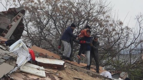 Hatay'da bir çocuk depremden 18 saat sonra kurtarıldı