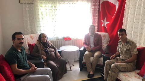 Sivas’ta yaşayan şehit annesi Ayşe Özdem, depremzedeler için 55 bin lira bağışta bulundu
