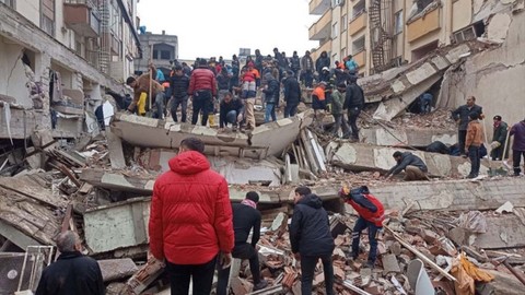 Kahramanmaraş merkezli depremlerin etkilediği noktalar için devlet desteği sürüyor