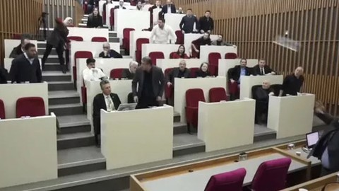 Bolu Belediye Meclisi karıştı! Su şişesi havalarda uçuştu