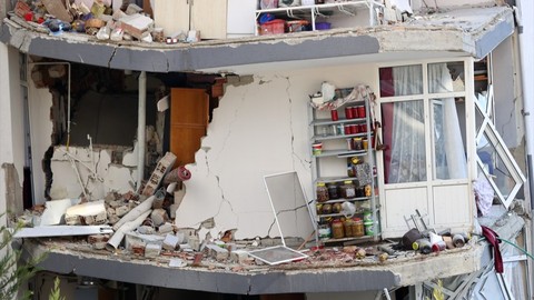 Osmaniye'de konutta fırsatçılık yaptığı tespit edilen 5 kişi gözaltına alındı! 3 yıla kadar hapis cezası öngörülüyor