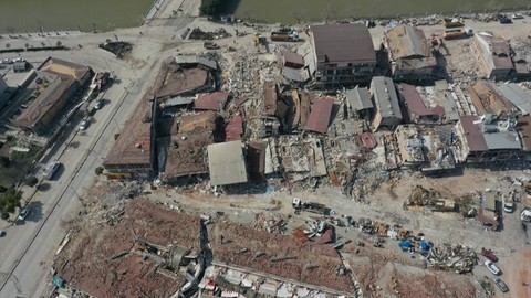 Kahramanmaraş merkezli depremlerin ardından İstanbul'da deprem hazırlıkları sürüyor: Asma kat yasak, konteyner zorunlu olacak