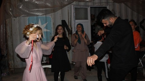 Konteyner kentte kalan depremzede çift nişanlandı