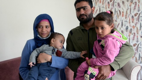 Enkazdan çıkarılıp Mersin'e götürülmüştü! Aile 50 günün sonunda bebeklerine kavuştu