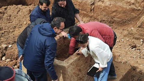 Temel kazısında bulunan lahitteki 4 çömlekten insan kemiği çıktı