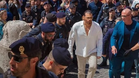 Can Yaman İtalya'da hayranlarının yoğun ilgisiyle karşılaştı! Polisler etten duvar ördü!