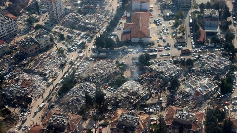 Kahramanmaraş merkezli depremler sonrası yıkılan sitenin müteahhidinden "inşaatla alakam yok, galericiyim" savunması