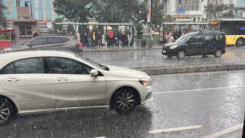 Son dakika! Megakent İstanbul'da dolu ve sağanak yağışı! Sarıyer'de yıldırım düştü