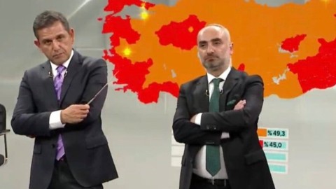 Bir seçim gecesine daha keyifle başlayan gazeteci Fatih Portakal'ın yüz ifadesi gündem oldu