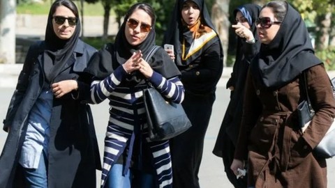 İran'da evlenmek isteyenler 'eş bulma merkezlerine' başvuracak